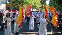 Sejumlah santri mengikuti pawai peringatan Hari Santri Nasional di Banyuwangi, Jawa Timur, Selasa (22/10/2024). Hari Santri Nasional 2024 yang mengusung tema Menyambung Juang Merengkuh Masa Depan tersebut diperingati dengan menggelar pawai yang diikuti ribuan santri. ANTARA FOTO/Budi Candra Setya.