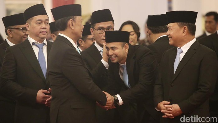 Presiden Prabowo Subianto melantik tujuh utusan khusus presiden di Istana Negara, Jakarta, Selasa (22/10/24).  Artis Raffi Ahmad hingga Miftah Maulana Habiburrahman atau yang lebih dikenal sebagai Gus Miftah resmi dilantik Presiden Prabowo Subianto