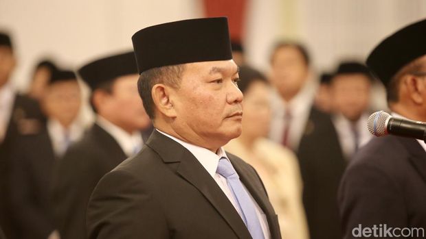 Presiden Prabowo Subianto melantik sejumlah tokoh menjadi utusan khusus, penasihat khusus, hingga kepala badan hari ini. Penasihat khusus ada Terawan Agus Putranto, Wiranto, dan Luhut Binsar Pandjaitan. Pelantikan digelar di Istana Presiden, Jakarta, Selasa (22/10/2024).