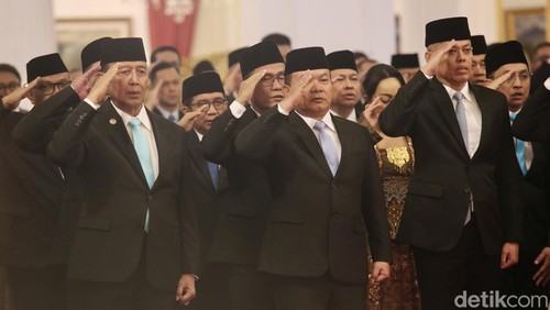 Presiden Prabowo Subianto melantik sejumlah tokoh menjadi utusan khusus, penasihat khusus, hingga kepala badan hari ini. Penasihat khusus ada Terawan Agus Putranto, Wiranto, dan Luhut Binsar Pandjaitan. Pelantikan digelar di Istana Presiden, Jakarta, Selasa (22/10/2024).