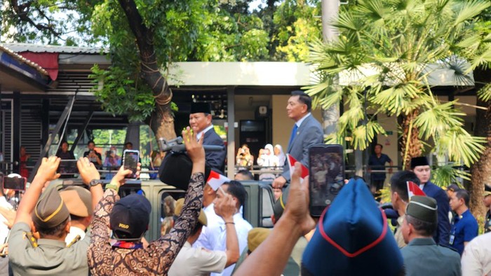 Prabowo dan Sjafrie naik Maung sapa warga (Adrial/detikcom)