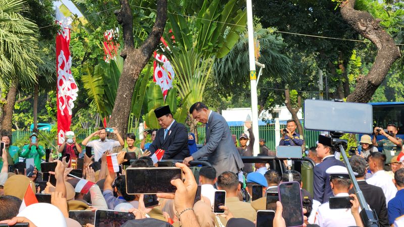 Prabowo dan Sjafrie naik Maung sapa warga (Adrial/detikcom)