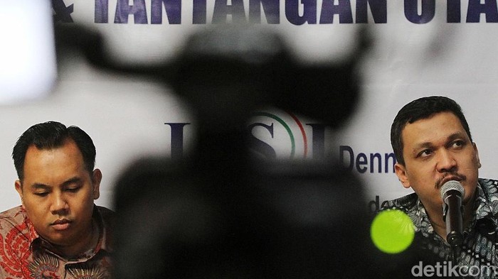Peneliti senior LSI Denny JA Ardian Sopa didampingi moderator Fadhli Fakhri Fauzan saat memaparkan temuan dan analisis Survei Nasional bertajuk 'Prabowo di Puncak Popularitas & Tantangan Utama' di Jakarta, Selasa (22/10/2024). Hasil analisis Denny JA menyatakan Prabowo berada di puncak popularitas, dengan tingkat kepuasan publik tertinggi mencapai 90,5%. Sedangkan tantangan utama yang akan dihadapi Prabowo adalah dua isu ekonomi (lapangan pekerjaan dan kebutuhan pokok), indeks demokrasi menurun dan stagnannya indeks korupsi.