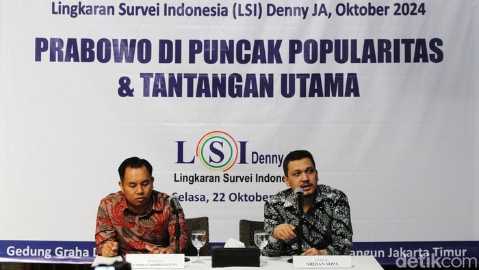 Prabowo di Puncak Popularitas Versi LSI Denny JA Peneliti senior LSI Denny JA Ardian Sopa didampingi moderator Fadhli Fakhri Fauzan saat memaparkan temuan dan analisis Survei Nasional bertajuk 'Prabowo di Puncak Popularitas & Tantangan Utama' di Jakarta, Selasa (22/10/2024). Hasil analisis Denny JA menyatakan Prabowo berada di puncak popularitas, dengan tingkat kepuasan publik tertinggi mencapai 90,5%. Sedangkan tantangan utama yang akan dihadapi Prabowo adalah dua isu ekonomi (lapangan pekerjaan dan kebutuhan pokok), indeks demokrasi menurun dan stagnannya indeks korupsi.