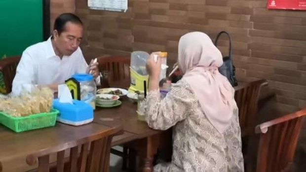 Presiden ke-7 Joko Widodo (Jokowi) mengunggah momen tengah menyantap makanan berkuah di sebuah rumah makan. Jokowi nampak ditemani Iriana Jokowi. (dok IG Jokowi).