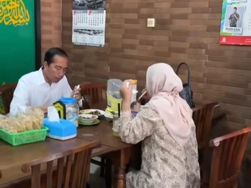Presiden ke-7 Joko Widodo (Jokowi) mengunggah momen tengah menyantap makanan berkuah di sebuah rumah makan. Jokowi nampak ditemani Iriana Jokowi. (dok IG Jokowi).