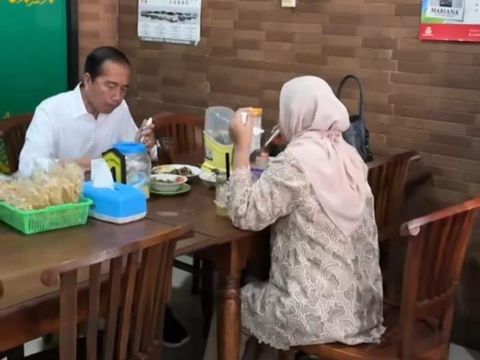 Presiden ke-7 Joko Widodo (Jokowi) mengunggah momen tengah menyantap makanan berkuah di sebuah rumah makan. Jokowi nampak ditemani Iriana Jokowi. (dok IG Jokowi).