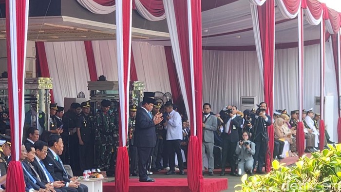 Presiden Prabowo Subianto dan Menteri Pertahanan (Menhan) Sjafrie Sjamsoeddin tiba di Kemenhan RI untuk menjalani penyerahan memorandum Menhan. (Adrial Akbar/detikcom)