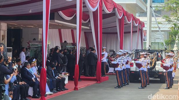 Presiden Prabowo Subianto dan Menteri Pertahanan (Menhan) Sjafrie Sjamsoeddin tiba di Kemenhan RI untuk menjalani penyerahan memorandum Menhan. (Adrial Akbar/detikcom)