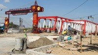 Sejumlah pekerja menyelesaikan pembangunan duplikasi Jembatan Liliba di Kupang, Nusa Tenggara Timur, Senin (21/10/2024). 