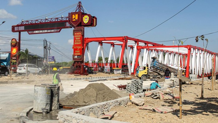Warga berjalan melewati lokasi pembangunan duplikasi Jembatan Liliba di Kupang, Nusa Tenggara Timur, Senin (21/10/2024).Progres pembangunan Jembatan Kembar Liliba sepanjang 140 meter dan lebar 9 meter yang dibangun Kementerian PUPR melalui BPJN NTT menggunakan dana APBN dengan nilai kontrak Rp72 miliar untuk mengurangi kemacetan lalu lintas tersebut telah mencapai 90 persen. ANTARAFOTO/Mega Tokan/rwa.