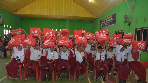 PT GNI dan PT SEI bagikan ratusan sepatu ke SDN 1 Bungintimbe.