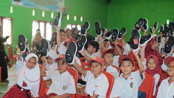 PT GNI dan PT SEI bagikan ratusan sepatu ke SDN 1 Bungintimbe.