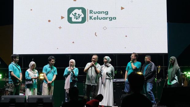 Puncak perayaan HUT ke-72 Kalla di Baruga Driving Range Golf, dihibur grup musik RAN.