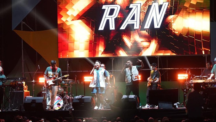 Puncak perayaan HUT ke-72 Kalla di Baruga Driving Range Golf, dihibur grup musik RAN.