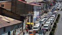 Di ibu kota La Paz, pengemudi minibus Marco Santos termasuk di antara mereka yang terjebak dalam antrean 300 kendaraan yang mengantre bahan bakar.  