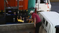 Hingga Jumat lalu, sektor transportasi telah kehilangan lebih dari $8,6 juta akibat protes tersebut, menurut perkiraan Kementerian Ekonomi. Perusahaan minyak negara YPFB melaporkan bahwa sekitar 570 truk tangki yang membawa bahan bakar terdampar di jalan-jalan yang diblokir oleh para loyalis Morales.  