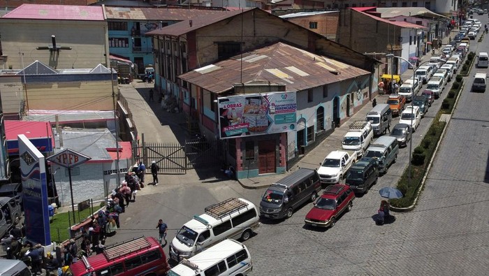 A drone view shows vehicles as they wait in line to refuel, due to the shortage of gasoline and diesel, in La Paz, Bolivia, October 21, 2024. REUTERS/Claudia Morales