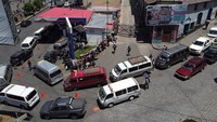 Pemandangan drone memperlihatkan kendaraan saat mengantre untuk mengisi bahan bakar, karena kekurangan bensin dan solar, di La Paz, Bolivia, Senin (21/10/2024).  