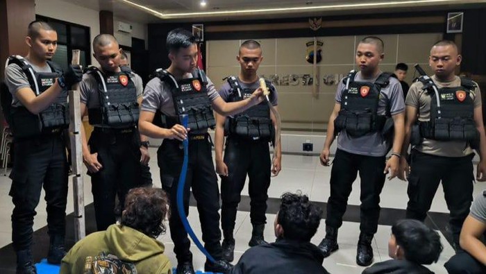 Petugas kepolisian mengamankan empat remaja yang hendak tawuran berikut barang bukti senjata tajam di wilayah Kabupaten Cilacap, Selasa (22/10/2024).