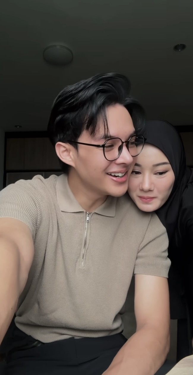 Sebelumnya penampilan terbaru Rey Mbayang memang sempat jadi perbincangan. Meski tak berubah drastis namun beberapa netizen menyadari adanya sedikit perubahan pada bagian wajah Rey. Foto: Instagram/@rey_mbayang