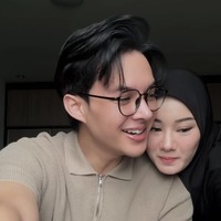 Sebelumnya penampilan terbaru Rey Mbayang memang sempat jadi perbincangan. Meski tak berubah drastis namun beberapa netizen menyadari adanya sedikit perubahan pada bagian wajah Rey. Foto: Instagram/@rey_mbayang