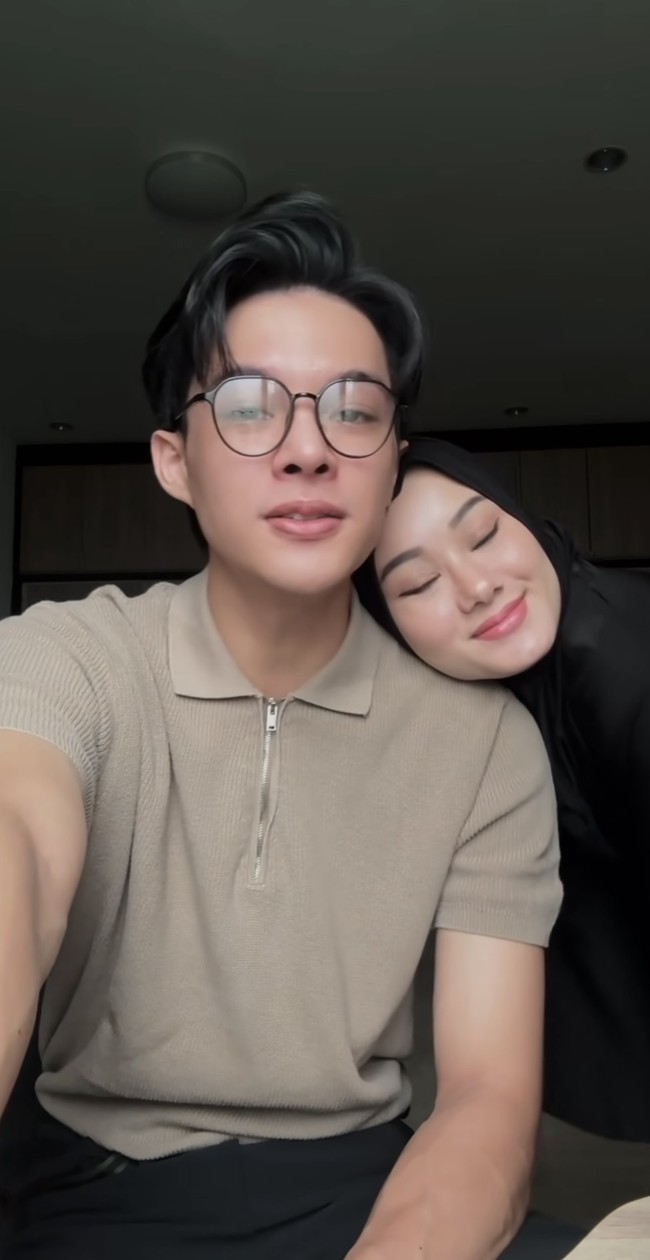 Rey mengaku menjalani operasi hidung tersebut tak hanya untuk tujuan estetika semata, melainkan untuk tujuan kesehatan. Rey mengungkapkan jika tulang hidungnya itu sebelumnya bengkok sehingga membuat nafasnya menjadi tidak nyaman. Foto: Instagram/@rey_mbayang