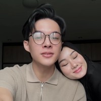 Rey mengaku menjalani operasi hidung tersebut tak hanya untuk tujuan estetika semata, melainkan untuk tujuan kesehatan. Rey mengungkapkan jika tulang hidungnya itu sebelumnya bengkok sehingga membuat nafasnya menjadi tidak nyaman. Foto: Instagram/@rey_mbayang