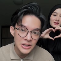 Operasi hidung tersebut rupanya juga sudah direncanakan oleh Rey sejak lama, hanya saja ia baru berani melakukannya sekarang. Foto: Instagram/@rey_mbayang