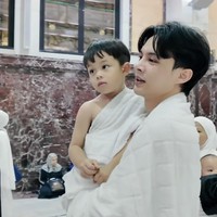 Rey juga mengaku tak berniat untuk membuat hidungnya jadi terlihat lebih mancung. Ia hanya ingin meluruskan dan melegakan pernafasannya. Foto: Instagram/@rey_mbayang