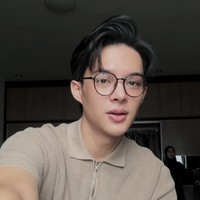 Rey Mbayang akhirnya buka suara terkait kabar operasi plastik yang dijalaninya. Melalui konten eksklusif di akun Instagramnya suami Dinda Hauw itu mengaku memang telah menjalani operasi plastik pada hidungnya. Foto: Instagram/@rey_mbayang