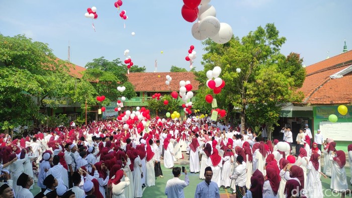 Ribuan Santri Terbangkan Balon Harapan untuk Pemerintahan Baru Prabowo-Gibran