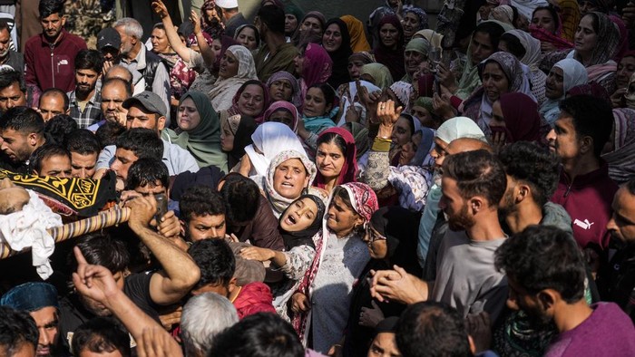 Ribuan Warga Kashmir Iringi Pemakaman Dokter yang Tewas Ditembak Villagers carry the body of Kashmiri doctor Shahnawaz who was among those killed when gunmen fired at people working on a strategic tunnel project in Indian-controlled Kashmir, during his funeral at Nadigam village, southwest of Srinagar, Monday, Oct. 21, 2024. (AP Photo/Mukhtar Khan)