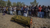 Pembunuhan tersebut dilaporkan terjadi di sebuah lokasi konstruksi di wilayah Gagangir, distrik Ganderbal, bagian tengah Kashmir.  