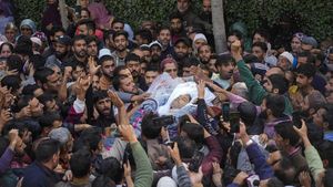 Ribuan Warga Kashmir Iringi Pemakaman Dokter yang Tewas Ditembak