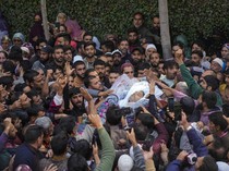 Ribuan Warga Kashmir Iringi Pemakaman Dokter yang Tewas Ditembak