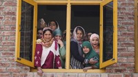 Menurut pejabat, para pekerja sedang mengerjakan pembangunan terowongan strategis Z-Morh dan pelebaran jalan raya Jammu-Leh di distrik yang berdekatan dengan daerah tujuan wisata Sonamarg di wilayah tersebut.  