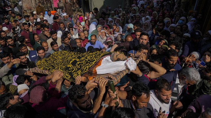 Villagers carry the body of Kashmiri doctor Shahnawaz who was among those killed when gunmen fired at people working on a strategic tunnel project in Indian-controlled Kashmir, during his funeral at Nadigam village, southwest of Srinagar, Monday, Oct. 21, 2024. (AP Photo/Mukhtar Khan)