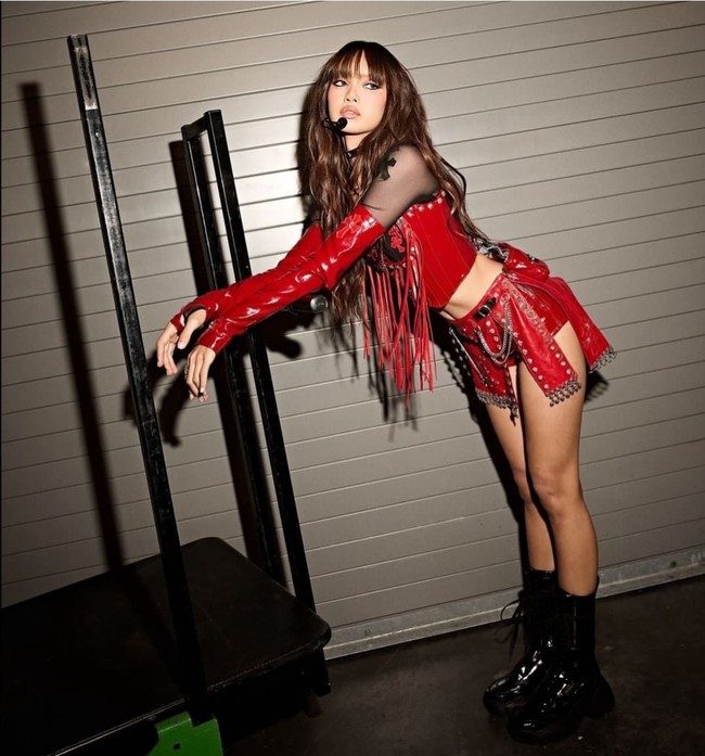 Ini penampilan Lisa Blackpink yang gayanya ditiru oleh Rina Nose.Saat itu sang idol K-Pop asal Thailand ini tengah tampil di acara MTV VMAs 2024. La Lisa tampil menakjubkan dengan busana merah menyala. Ia mengenakan rok kulit merah berpotongan tinggi. Foto: Dok. Instagram Rina Nose