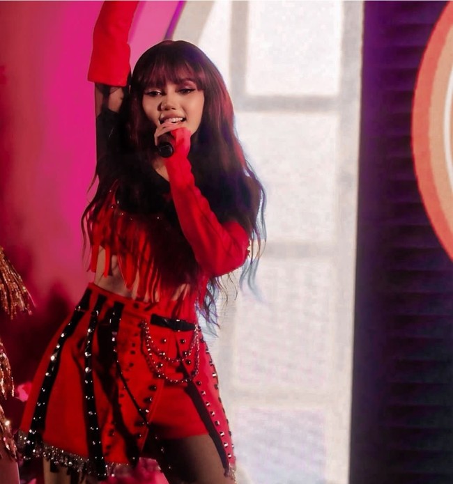Cosplay jadi Lisa Blackpink, artis berdarah Sunda ini mengenakan busana karya desainer Jaka Raja. Rina Nose pun sukses meniru penampilan Lisa. Foto: Dok. Instagram Rina Nose