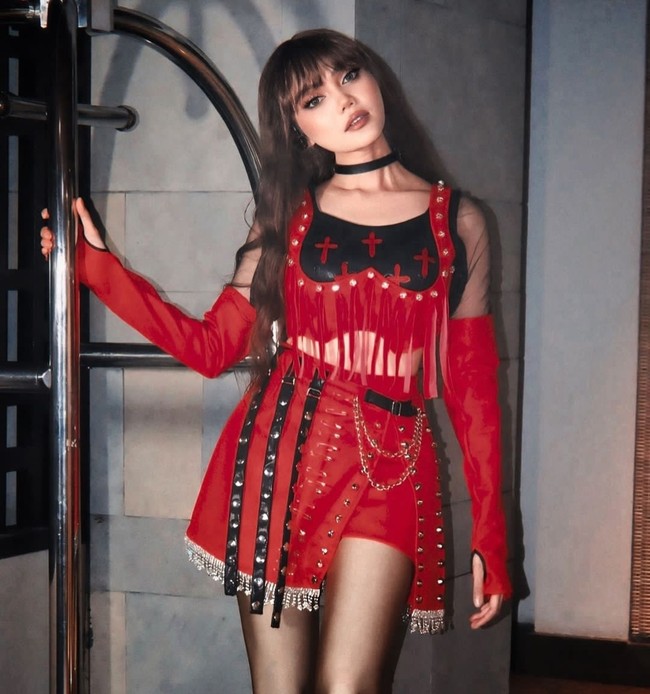 Sebagai aksesori, Rina Nose mengenakan sarung tangan kulit merah yang senada dengan roknya. Tak lupa juga kalung choker hitam bergaya tahun 90-an. Foto: Dok. Instagram Rina Nose