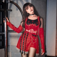 Sebagai aksesori, Rina Nose mengenakan sarung tangan kulit merah yang senada dengan roknya. Tak lupa juga kalung choker hitam bergaya tahun 90-an. Foto: Dok. Instagram Rina Nose