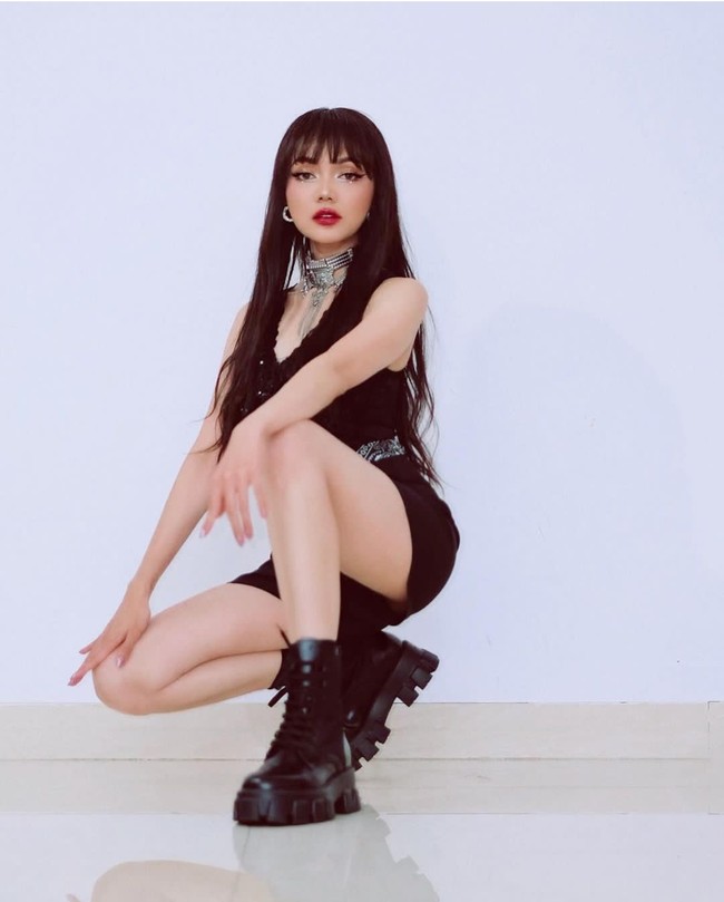 Tahun lalu, pelawak dan penyanyi berusia 40 tahun ini juga pernah memukau dengan cosplay penampilan Lisa Blackpink. Larina dan Laelah, begitu tulis Rina Nose di Instagram saat menirukan gaya Lisa Blackpink Foto: Dok. Instagram Rina Nose
