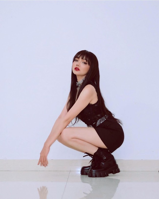 Rina Nose tampil menakjubkan dalam balutan sleeveless top dan hot pant hitam, dengan tambahan belt hitam putih. Boots hitam menyempurnakan penampilannya yang terlihat edgy. Foto: Dok. Instagram Rina Nose