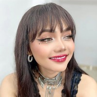  Istri Josschy Valazza Aartsen ini pun mengenakan wig dengan poni khas Lisa Blackpink. Makeupnya soft glam, dengan wing eyeliner juga semakin membuat Rina Nose terlihat seperti Lisa Blackpink.  Foto: Dok. Instagram Rina Nose