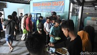 Rumah makan ini beroperasi setiap hari, menyajikan berbagai menu sederhana namun bergizi yang bisa dinikmati oleh siapa saja tanpa harus membayar.