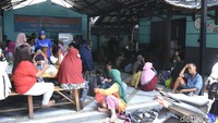 Di depan rumah makan di Cilangkap, terlihat spanduk besar berwarna biru bertuliskan “Rumah Makan Gratis.”