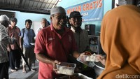 Setiap warga dapat mengambil makanan sesuai porsi yang disediakan dan juga diperbolehkan untuk membungkusnya.