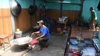 Setiap hari, rumah makan ini melayani puluhan hingga ratusan orang, mulai dari pekerja harian, warga setempat, hingga pengendara yang melintas. Mereka datang untuk menikmati makanan gratis dengan suasana penuh kehangatan.