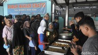 Sejumlah warga mengantre makanan di rumah makan gratis di Jalan Cilangkap Baru No. 9a, Jakarta Timur, Selasa (22/10/2024).